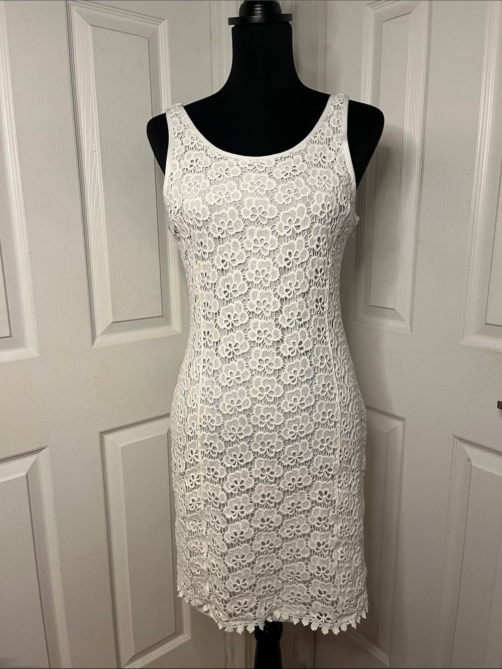 White Lace Sleeveless Sheath Dress